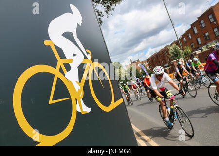 London, UK. 30. Juli 2017.  Reiter Pass-through-Wimbledon Village erwartungsgemäß 20.000 Radfahrer sind zur Teilnahme an der London nach Surrey 100 Zyklus Reiten Geld für wohltätige Zwecke Stockfoto