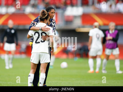 Rotterdam, Niederlande. 30. Juli 2017. Steffi Jones (hinten), Cheftrainer der Deutschland, tröstet ihre Spieler Lina Magull nach dem Verlust der UEFA Women's EURO 2017 Fußball Turnier Viertelfinal-Match zwischen Deutschland und Dänemark im Sparta-Stadion in Rotterdam, die Niederlande, 30. Juli 2017. Dänemark 2: 1 gewonnen. Bildnachweis: Ye Pingfan/Xinhua/Alamy Live-Nachrichten Stockfoto