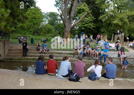 Cambridge, UK. 30. Juli 2017. Kundenansturm bei den Ententeich. Richard Etteridge / Alamy Live News Stockfoto