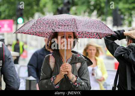 Whitehall. Westminster. London, UK. 30. Juli 2017. Touristen-Schutz vor dem Regen in Whitehall, Westminster. Bildnachweis: Dinendra Haria/Alamy Live-Nachrichten Stockfoto