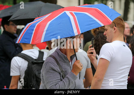 Whitehall. Westminster. London, UK. 30. Juli 2017. Touristen-Schutz vor dem Regen in Whitehall, Westminster. Bildnachweis: Dinendra Haria/Alamy Live-Nachrichten Stockfoto
