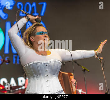 Malmesbury, Großbritannien. 30. Juli 2017. WOMAD-Festival. Eliza Carthy & The Wayward Band auf der Open Air Bühne. Tag 3 Credit: Charlie Bryan/Alamy Live News Stockfoto