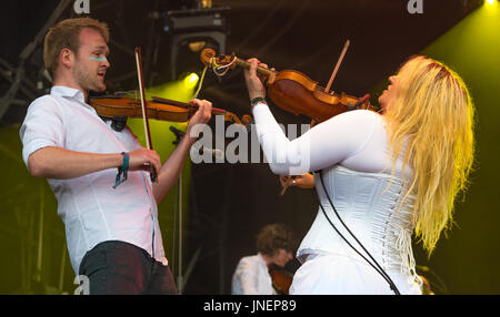 Malmesbury, Großbritannien. 30. Juli 2017. WOMAD-Festival. Eliza Carthy & The Wayward Band auf der Open Air Bühne. Tag 3 Credit: Charlie Bryan/Alamy Live News Stockfoto