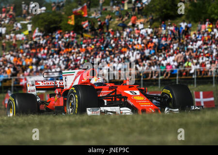 Mogyorod. 30. Juli 2017. Scuderia Ferrari deutschen Fahrer Sebastian Vettel tritt während des Rennens der Formel 1 Grand Prix von Ungarn am Hungaroring in Mogyorod, Ungarn am 30. Juli 2017. Bildnachweis: Jure Makovec/Xinhua/Alamy Live-Nachrichten Stockfoto