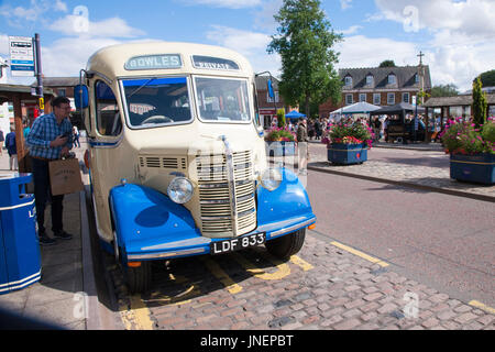 Market Harborough Classic Auto-Show. Leicestershire, 30. Juli 2017. Harborough am Meer ist eine jährliche Veranstaltung, die Binnenländer Market Harborough Meer bringt. Oldtimer unter dem Motto der diesjährigen Veranstaltung beinhaltet ein Classic Car Show das Zentrum der Marktgemeinde für den Verkehr heute außer der Oldtimer auf anzeigen, um es für Fußgänger zu betrachten, die Autos sicher geschlossen ist. Bildnachweis: Keith J Smith. / Alamy Live News Stockfoto