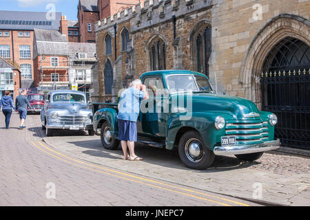 Market Harborough Classic Auto-Show. Leicestershire, 30. Juli 2017. Harborough am Meer ist eine jährliche Veranstaltung, die Binnenländer Market Harborough Meer bringt. Oldtimer unter dem Motto der diesjährigen Veranstaltung beinhaltet ein Classic Car Show das Zentrum der Marktgemeinde für den Verkehr heute außer der Oldtimer auf anzeigen, um es für Fußgänger zu betrachten, die Autos sicher geschlossen ist. Bildnachweis: Keith J Smith. / Alamy Live News Stockfoto