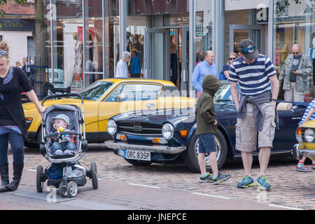 Market Harborough Classic Auto-Show. Leicestershire, 30. Juli 2017. Harborough am Meer ist eine jährliche Veranstaltung, die Binnenländer Market Harborough Meer bringt. Oldtimer unter dem Motto der diesjährigen Veranstaltung beinhaltet ein Classic Car Show das Zentrum der Marktgemeinde für den Verkehr heute außer der Oldtimer auf anzeigen, um es für Fußgänger zu betrachten, die Autos sicher geschlossen ist. Bildnachweis: Keith J Smith. / Alamy Live News Stockfoto