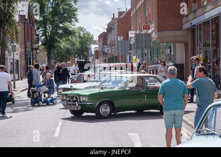 Market Harborough Classic Auto-Show. Leicestershire, 30. Juli 2017. Harborough am Meer ist eine jährliche Veranstaltung, die Binnenländer Market Harborough Meer bringt. Oldtimer unter dem Motto der diesjährigen Veranstaltung beinhaltet ein Classic Car Show das Zentrum der Marktgemeinde für den Verkehr heute außer der Oldtimer auf anzeigen, um es für Fußgänger zu betrachten, die Autos sicher geschlossen ist. Bildnachweis: Keith J Smith. / Alamy Live News Stockfoto