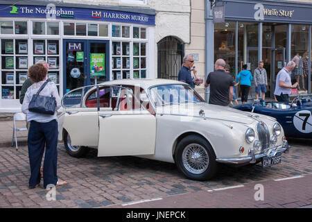 Market Harborough Classic Auto-Show. Leicestershire, 30. Juli 2017. Harborough am Meer ist eine jährliche Veranstaltung, die Binnenländer Market Harborough Meer bringt. Oldtimer unter dem Motto der diesjährigen Veranstaltung beinhaltet ein Classic Car Show das Zentrum der Marktgemeinde für den Verkehr heute außer der Oldtimer auf anzeigen, um es für Fußgänger zu betrachten, die Autos sicher geschlossen ist. Bildnachweis: Keith J Smith. / Alamy Live News Stockfoto