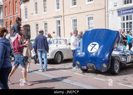 Market Harborough Classic Auto-Show. Leicestershire, 30. Juli 2017. Harborough am Meer ist eine jährliche Veranstaltung, die Binnenländer Market Harborough Meer bringt. Oldtimer unter dem Motto der diesjährigen Veranstaltung beinhaltet ein Classic Car Show das Zentrum der Marktgemeinde für den Verkehr heute außer der Oldtimer auf anzeigen, um es für Fußgänger zu betrachten, die Autos sicher geschlossen ist. Bildnachweis: Keith J Smith. / Alamy Live News Stockfoto