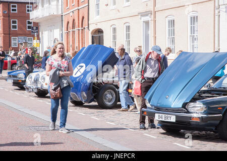 Market Harborough Classic Auto-Show. Leicestershire, 30. Juli 2017. Harborough am Meer ist eine jährliche Veranstaltung, die Binnenländer Market Harborough Meer bringt. Oldtimer unter dem Motto der diesjährigen Veranstaltung beinhaltet ein Classic Car Show das Zentrum der Marktgemeinde für den Verkehr heute außer der Oldtimer auf anzeigen, um es für Fußgänger zu betrachten, die Autos sicher geschlossen ist. Bildnachweis: Keith J Smith. / Alamy Live News Stockfoto