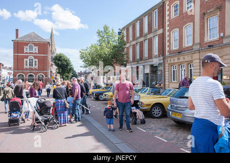 Market Harborough Classic Auto-Show. Leicestershire, 30. Juli 2017. Harborough am Meer ist eine jährliche Veranstaltung, die Binnenländer Market Harborough Meer bringt. Oldtimer unter dem Motto der diesjährigen Veranstaltung beinhaltet ein Classic Car Show das Zentrum der Marktgemeinde für den Verkehr heute außer der Oldtimer auf anzeigen, um es für Fußgänger zu betrachten, die Autos sicher geschlossen ist. Bildnachweis: Keith J Smith. / Alamy Live News Stockfoto