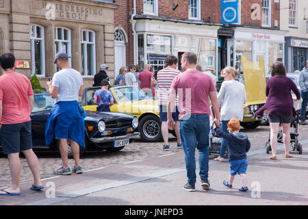 Market Harborough Classic Auto-Show. Leicestershire, 30. Juli 2017. Harborough am Meer ist eine jährliche Veranstaltung, die Binnenländer Market Harborough Meer bringt. Oldtimer unter dem Motto der diesjährigen Veranstaltung beinhaltet ein Classic Car Show das Zentrum der Marktgemeinde für den Verkehr heute außer der Oldtimer auf anzeigen, um es für Fußgänger zu betrachten, die Autos sicher geschlossen ist. Bildnachweis: Keith J Smith. / Alamy Live News Stockfoto