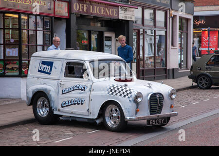 Market Harborough Classic Auto-Show. Leicestershire, 30. Juli 2017. Harborough am Meer ist eine jährliche Veranstaltung, die Binnenländer Market Harborough Meer bringt. Oldtimer unter dem Motto der diesjährigen Veranstaltung beinhaltet ein Classic Car Show das Zentrum der Marktgemeinde für den Verkehr heute außer der Oldtimer auf anzeigen, um es für Fußgänger zu betrachten, die Autos sicher geschlossen ist. Bildnachweis: Keith J Smith. / Alamy Live News Stockfoto