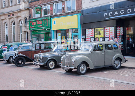 Market Harborough Classic Auto-Show. Leicestershire, 30. Juli 2017. Harborough am Meer ist eine jährliche Veranstaltung, die Binnenländer Market Harborough Meer bringt. Oldtimer unter dem Motto der diesjährigen Veranstaltung beinhaltet ein Classic Car Show das Zentrum der Marktgemeinde für den Verkehr heute außer der Oldtimer auf anzeigen, um es für Fußgänger zu betrachten, die Autos sicher geschlossen ist. Bildnachweis: Keith J Smith. / Alamy Live News Stockfoto