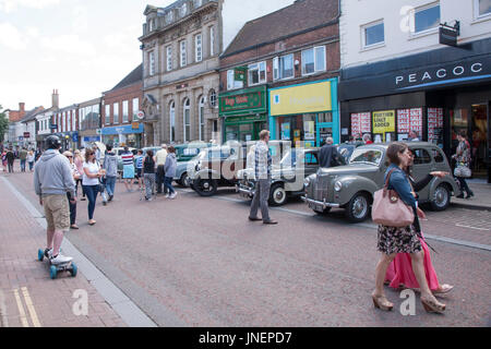 Market Harborough Classic Auto-Show. Leicestershire, 30. Juli 2017. Harborough am Meer ist eine jährliche Veranstaltung, die Binnenländer Market Harborough Meer bringt. Oldtimer unter dem Motto der diesjährigen Veranstaltung beinhaltet ein Classic Car Show das Zentrum der Marktgemeinde für den Verkehr heute außer der Oldtimer auf anzeigen, um es für Fußgänger zu betrachten, die Autos sicher geschlossen ist. Bildnachweis: Keith J Smith. / Alamy Live News Stockfoto