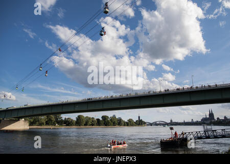 Köln, Deutschland. 30. Juli 2017. Gondeln der Seilbahn über den Rhein in Köln, 30. Juli 2017. Eine Gondel einer Seilbahn über den Rhein wurde am Sonntag fest. Foto: Marcel Kusch/Dpa/Alamy Live News Stockfoto