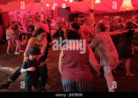 Cambridge, UK. 30. Juli 2017. Tanzen in der Höhle auf dem Cambridge Folk Festival. Richard Etteridge / Alamy Live News Stockfoto