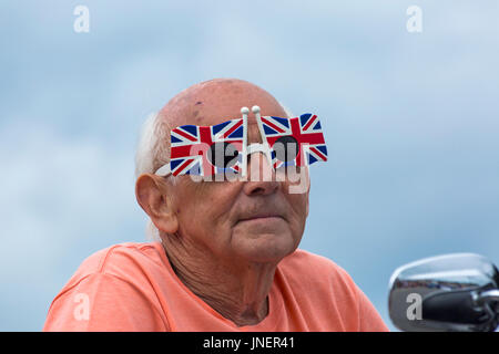 Swanage, Dorset, Großbritannien. 30. Juli, 2017. Besucher strömen in Swanage die Prozession Parade zu beobachten, als Teil der Swanage Karneval. Das Thema in diesem Jahr ist Swanage Goes Global" für die Teilnehmer der nationalen Kleid oder Merkmale Ihrer bevorzugten Land zu zeigen. Mann, der Neuheit Union Jack Fahnen Gläser an den Karnevalsumzug stattfindet. Credit: Carolyn Jenkins/Alamy leben Nachrichten Stockfoto