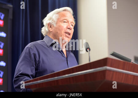 30. Juli 2017: New England Patriots Besitzer Robert Kraft spricht über die Ankündigung der New England Patriots defensives Ende Rob Ninkovich Pensionierung statt im Gillette Stadium in Foxborough, Massachusetts. Eric Canha/CSM. Stockfoto