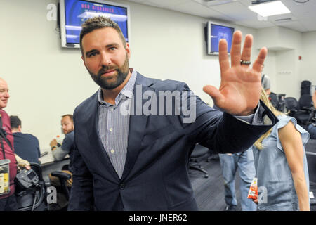 30. Juli 2017: New England Patriots defensive End Rob Ninkovich (50) Wellen auf Wiedersehen bei der Bekanntgabe seines Rücktritts statt im Gillette Stadium in Foxborough, Massachusetts. Eric Canha/CSM. Stockfoto