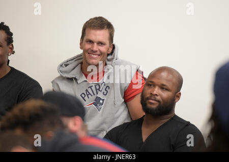 30. Juli 2017: New England Patriots Quarterback Tom Brady (12) reagiert auf Kommentare bei der Bekanntgabe der New England Patriots defensives Ende Rob Ninkovich Pensionierung statt im Gillette Stadium in Foxborough, Massachusetts. Eric Canha/CSM. Stockfoto