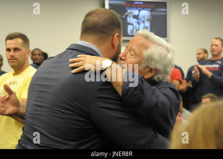 30. Juli 2017: New England Patriots Besitzer Robert Kraft (rechts) umfasst die Rob Ninkovich bei der Bekanntgabe der Ninkovichs Pensionierung statt im Gillette Stadium in Foxborough, Massachusetts. Eric Canha/CSM. Stockfoto