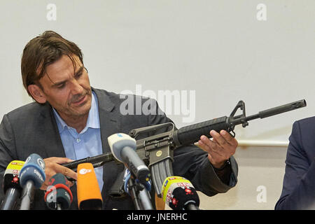 Konstanz, Deutschland. 30. Juli 2017. Andreas Stenger (Leitender Kriminaldirektor, C) hält ein Sturmgewehr während einer Pressekonferenz in Konstanz, Deutschland, 30. Juli 2017. Einen Mann getötet in einer Diskothek in Konstanz eine Türsteher mit einem Sturmgewehr. Die beschuldigte Person starb später nach einer Schießerei mit der Polizei. Foto:- / Eibner-Pressefoto/Dpa/Alamy Live-Nachrichten Stockfoto