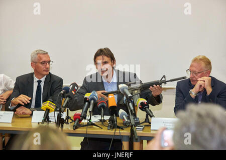 Konstanz, Deutschland. 30. Juli 2017. Andreas Stenger (Leitender Kriminaldirektor, C) hält ein Sturmgewehr während einer Pressekonferenz in Konstanz, Deutschland, 30. Juli 2017. Einen Mann getötet in einer Diskothek in Konstanz eine Türsteher mit einem Sturmgewehr. Die beschuldigte Person starb später nach einer Schießerei mit der Polizei. Foto:- / Eibner-Pressefoto/Dpa/Alamy Live-Nachrichten Stockfoto