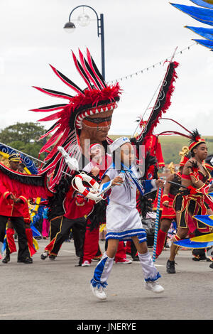 Swanage, Dorset, Großbritannien. 30. Juli, 2017. Besucher strömen in Swanage die Prozession Parade zu beobachten, als Teil der Swanage Karneval. Das Thema in diesem Jahr ist Swanage Goes Global" für die Teilnehmer der nationalen Kleid oder Merkmale Ihrer bevorzugten Land zu zeigen. Die Teilnehmer nehmen an den karnevalsumzug. Credit: Carolyn Jenkins/Alamy leben Nachrichten Stockfoto