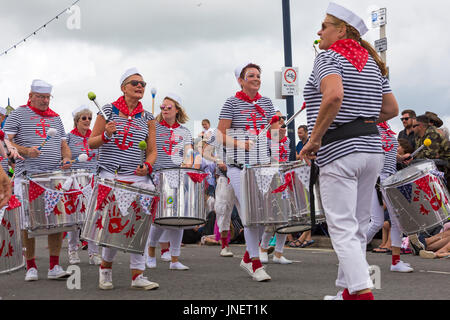 Swanage, Dorset, Großbritannien. 30. Juli, 2017. Besucher strömen in Swanage die Prozession Parade zu beobachten, als Teil der Swanage Karneval. Das Thema in diesem Jahr ist Swanage Goes Global" für die Teilnehmer der nationalen Kleid oder Merkmale Ihrer bevorzugten Land zu zeigen. Raw Samba Percussion Band nimmt an der Karnevalsumzug. Credit: Carolyn Jenkins/Alamy leben Nachrichten Stockfoto