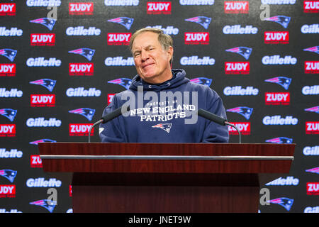 30. Juli 2017; Foxborough, Massachusetts, USA; Cheftrainer der New England Patriots Bill Belichick befasst sich mit die Medien während der Pressekonferenz zur Rob Ninkovichs Ruhestand im Gillette Stadium. Anthony Nesmith/Cal-Sport-Medien Stockfoto