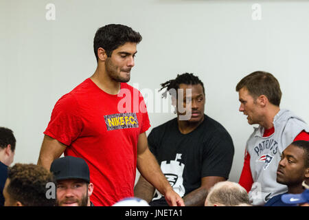30. Juli 2017; Foxborough, Massachusetts, USA; New England Patriots Quarterback Jimmy Garoppolo geht in der Pressekonferenz vor der New England Patriots defensive End Rob Ninkovich offiziell seinen Rücktritt angekündigt, im Gillette Stadium. Anthony Nesmith/Cal-Sport-Medien Stockfoto