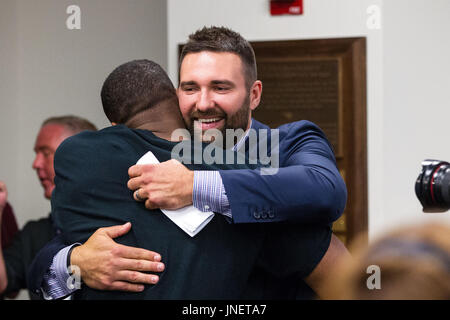 30. Juli 2017; Foxborough, Massachusetts, USA; New England Patriots defensive End Rob Ninkovich umfasst einen Mitspieler während einer Pressekonferenz zu seiner Pensionierung im Gillette Stadium zu verkünden. Anthony Nesmith/Cal-Sport-Medien Stockfoto