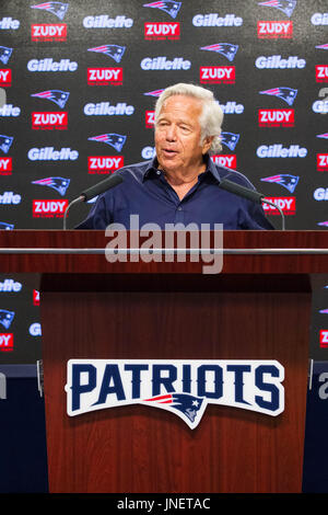 30. Juli 2017; Foxborough, Massachusetts, USA; New England Patriots Chairman und CEO Robert Kraft befasst sich mit die Medien während der Pressekonferenz zur Rob Ninkovichs Ruhestand im Gillette Stadium. Anthony Nesmith/Cal-Sport-Medien Stockfoto