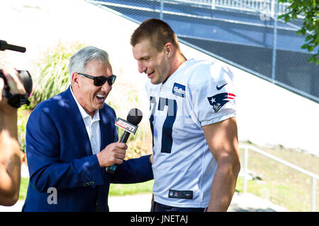 30. Juli 2017; Foxborough, Massachusetts, USA; New England Patriots tight end Rob Gronkowski (87) und ESPN berichtet Sal Paolantonio Anteil ein Lachen am Ende der New England Patriots Trainingslager im Gillette Stadium. Anthony Nesmith/Cal-Sport-Medien Stockfoto