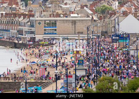 Swanage, Dorset, Großbritannien. 30. Juli, 2017. Besucher strömen in Swanage die Prozession Parade zu beobachten, als Teil der Swanage Karneval. Das Thema in diesem Jahr ist Swanage Goes Global" für die Teilnehmer der nationalen Kleid oder Merkmale Ihrer bevorzugten Land zu zeigen. Menschenmassen füllen Swanage für den Karneval. Credit: Carolyn Jenkins/Alamy leben Nachrichten Stockfoto