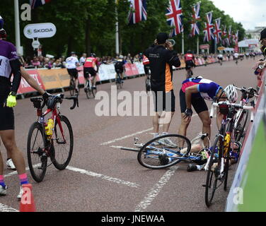 London, UK. 30. Juli 2017. Unfall, der eine Frau an aufsichtsrechtlichen Fahrt London 2017, 300 m vor der Ziellinie der aufsichtsrechtlichen Fahrt London Surrey 100 beteiligten endet in der Mall Stockfoto