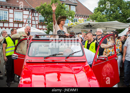 Wettenberg, Deutschland. Juli 2017. Frl. Menke trifft auf dem Golden Oldies Festival in Wettenberg ein Modell ihres ersten eigenen Autos - ein Citroën 2CV. Frl. Menke (* 4. November 1960 als Franziska Menke in Hamburg) war Anfang der 1980er Jahre ein Star der Neuen Deutschen Welle deutscher Populärmusik. Das Golden Oldies Festival ist ein jährliches nostalgisches Festival (1989) mit Schwerpunkt auf den 1950er bis 1970er Jahren, über 1000 ausgestellte Oldtimer und Oldtimer, über 50 Live-Bands. - Quelle: Christian Lademann Stockfoto