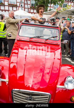 Wettenberg, Deutschland. Juli 2017. Frl. Menke trifft auf dem Golden Oldies Festival in Wettenberg ein Modell ihres ersten eigenen Autos - ein Citroën 2CV. Frl. Menke (* 4. November 1960 als Franziska Menke in Hamburg) war Anfang der 1980er Jahre ein Star der Neuen Deutschen Welle deutscher Populärmusik. Das Golden Oldies Festival ist ein jährliches nostalgisches Festival (1989) mit Schwerpunkt auf den 1950er bis 1970er Jahren, über 1000 ausgestellte Oldtimer und Oldtimer, über 50 Live-Bands. - Quelle: Christian Lademann Stockfoto