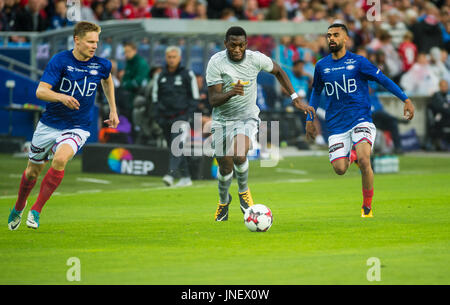 Oslo, Norwegen. 30. Juli 2017. Norwegen, Oslo – 30. Juli 2017. Timothy Fosu-Mensah von Manchester United mit Ghayas Zahid (10) und Simen Juklerod (21) während der Fußball-Club freundlich zwischen Vålerenga und Manchester United im Ullevaal Stadion gesehen. Bildnachweis: Gonzales Foto/Alamy Live-Nachrichten Stockfoto