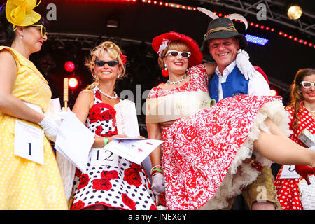 Wettenberg, Deutschland. Juli 2017. Miss Petticoat Contest beim Golden Oldies Festival in Wettenberg. Miss Petticoat 2017 ist Britta Ullmann (rechts) aus Gießen, Hessen, in den Händen von Juror Hansi Rieser. Platz 3: Viola Kornfeld (links, Nr. 1, gelbes Kleid), aus Bad Hersfeld, Hessen. 2. Platz: Anke Beger (zweite von links, Nr. 12), aus Freiberg, Sachsen, Deutschland. Das Golden Oldies Festival ist ein jährliches nostalgisches Festival (1989) mit Schwerpunkt auf den 1950er bis 1970er Jahren, über 1000 ausgestellte Oldtimer und Oldtimer, über 50 Live-Bands. Quelle: Christian Lademann Stockfoto