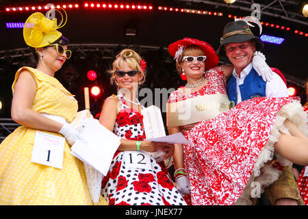 Wettenberg, Deutschland. Juli 2017. Miss Petticoat Contest beim Golden Oldies Festival in Wettenberg. Miss Petticoat 2017 ist Britta Ullmann (rechts) aus Gießen, Hessen, in den Händen von Juror Hansi Rieser. Platz 3: Viola Kornfeld (links, Nr. 1, gelbes Kleid), aus Bad Hersfeld, Hessen. 2. Platz: Anke Beger (zweite von links, Nr. 12), aus Freiberg, Sachsen, Deutschland. Das Golden Oldies Festival ist ein jährliches nostalgisches Festival (1989) mit Schwerpunkt auf den 1950er bis 1970er Jahren, über 1000 ausgestellte Oldtimer und Oldtimer, über 50 Live-Bands. Quelle: Christian Lademann Stockfoto