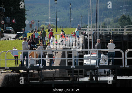 Fort Augustus, Highland vom 30. Juli 2017. Eine kurze sonnige Zauber in einem ansonsten nasser Tag. Touristen genießen die Sonne auf die Schlösser auf dem Caledonian Canal. Kredit Alan Oliver/Alamy leben Nachrichten Stockfoto