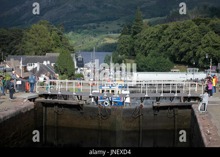 Fort Augustus, Highland vom 30. Juli 2017. Eine kurze sonnige Zauber in einem ansonsten nasser Tag. Touristen genießen die Sonne auf die Schlösser auf dem Caledonian Canal. Kredit Alan Oliver/Alamy leben Nachrichten Stockfoto