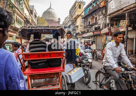 Ein Blick nach unten Chawri Bazar Rd in Chandni Chouk, Alt-Delhi, Indien. Stockfoto