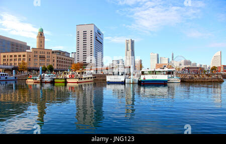 Yokohama Bay mit Yokohama City Skyline in der Präfektur Kanagawa, Japan Stockfoto