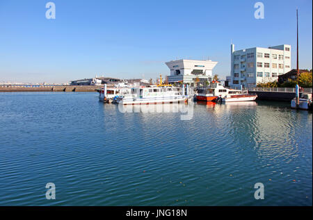 Yokohama Bay mit Yokohama City Skyline in der Präfektur Kanagawa, Japan Stockfoto