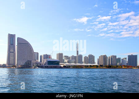 Yokohama Bay mit Yokohama City Skyline in der Präfektur Kanagawa, Japan Stockfoto
