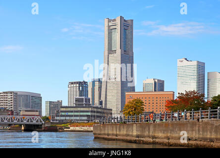 Yokohama Bay mit Yokohama City Skyline in der Präfektur Kanagawa, Japan Stockfoto